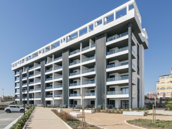 APARTAMENTO DE 2 DORM. EN PLANTA BAJA DE NUEVA CONSTRUCCIÓN EN TORREVIEJA A SOLO 700M DE LA PLAYA