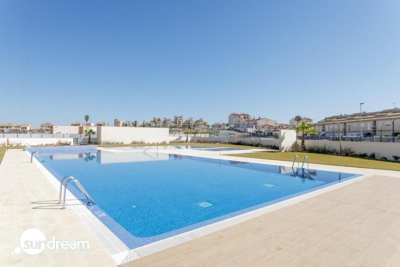 APARTAMENTO DE 2 DORM. EN PLANTA BAJA DE NUEVA CONSTRUCCIÓN EN TORREVIEJA A SOLO 700M DE LA PLAYA
