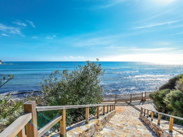 APARTAMENTO DE 2 DORM. EN PLANTA BAJA DE NUEVA CONSTRUCCIÓN EN TORREVIEJA A SOLO 700M DE LA PLAYA