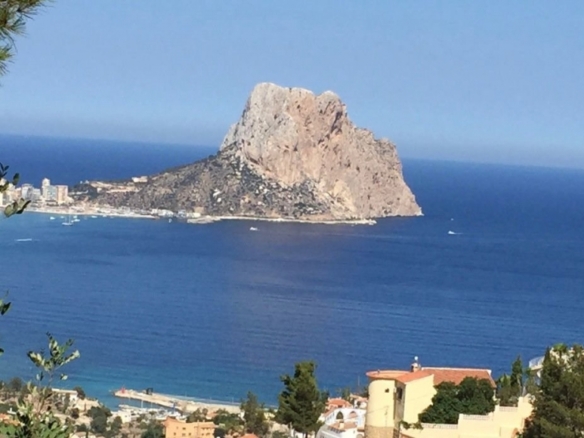VILLA DE LUJO DE OBRA NUEVA CON VISTAS ESPECTACULARES EN CALPE.