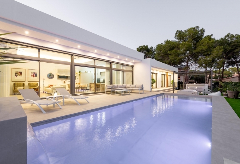 EXCLUSIVA VILLA MODERNA DE NUEVA CONSTRUCCIÓN EN PINAR DE CAMPOVERDE