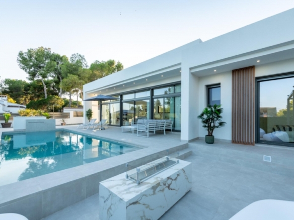 EXCLUSIVA VILLA MODERNA DE NUEVA CONSTRUCCIÓN EN PINAR DE CAMPOVERDE