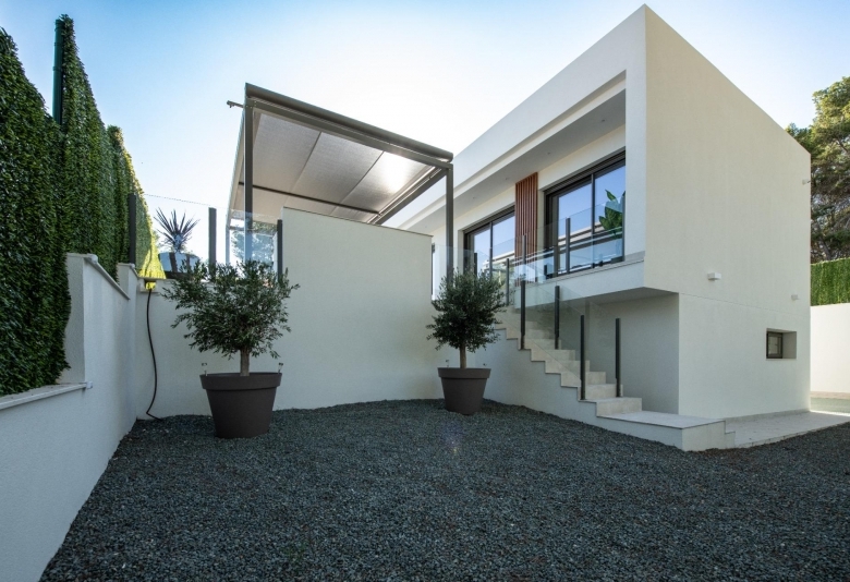 EXCLUSIVA VILLA MODERNA DE NUEVA CONSTRUCCIÓN EN PINAR DE CAMPOVERDE