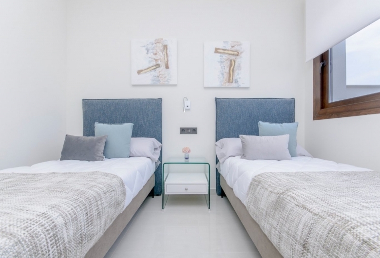 BUNGALOW DE 2 DORM. DE NUEVA CONSTRUCCIÓN EN COMPLEJO RESIDENCIAL EN TORREVIEJA.