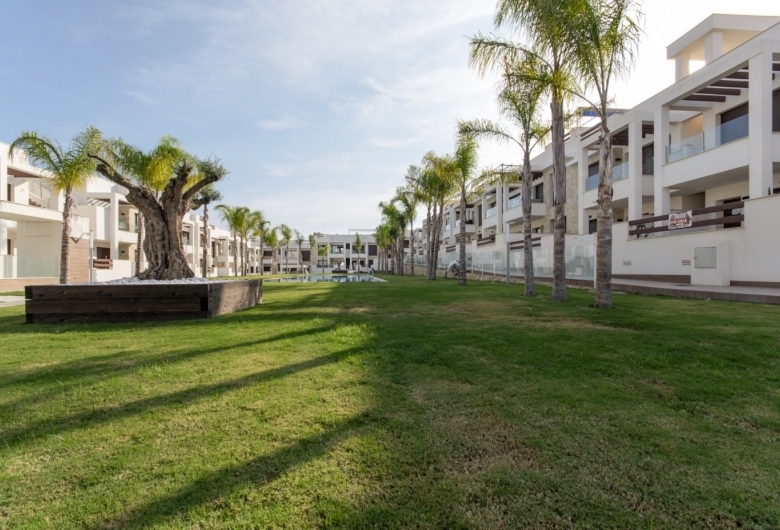 BUNGALOW DE 2 DORM. DE NUEVA CONSTRUCCIÓN EN COMPLEJO RESIDENCIAL EN TORREVIEJA.