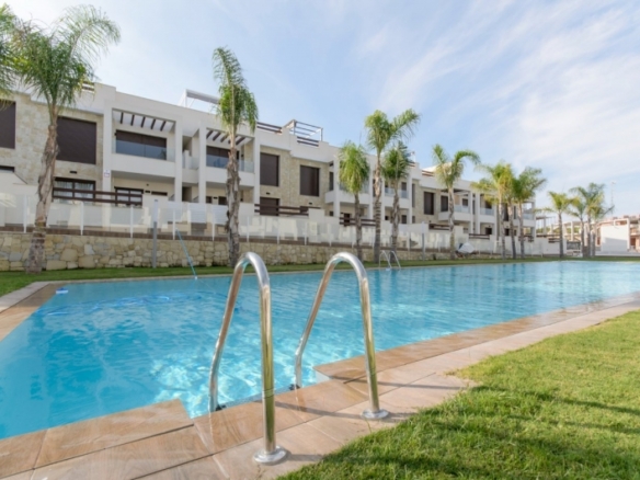 BUNGALOW DE 2 DORM. DE NUEVA CONSTRUCCIÓN EN COMPLEJO RESIDENCIAL EN TORREVIEJA.