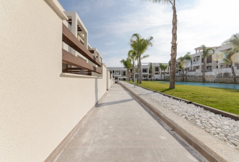 BUNGALOW DE 2 DORM. DE NUEVA CONSTRUCCIÓN EN COMPLEJO RESIDENCIAL EN TORREVIEJA.