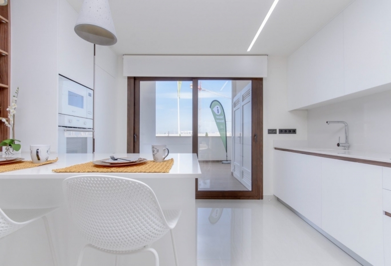 BUNGALOW DE 2 DORM. DE NUEVA CONSTRUCCIÓN EN COMPLEJO RESIDENCIAL EN TORREVIEJA.