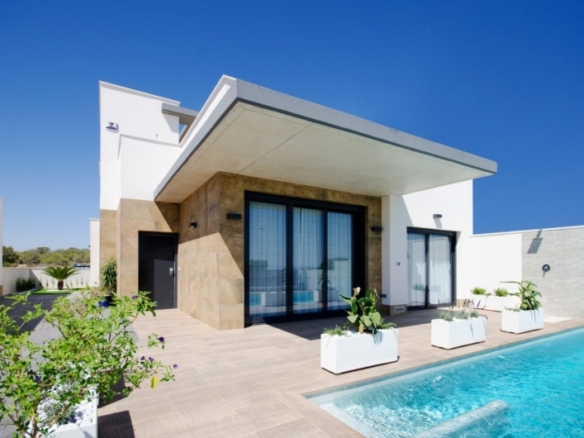 MAGNIFICA VILLA DE NUEVA CONSTRUCCIÓN CON PISCINA PRIVADA EN SAN MIGUEL DE SALINAS