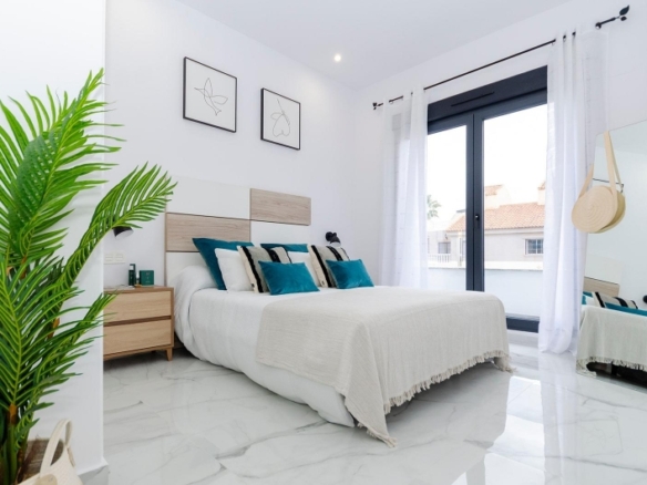 VILLA DE NUEVA CONSTRUCCIÓN DE 3 DORMITORIOS EN TORREVIEJA