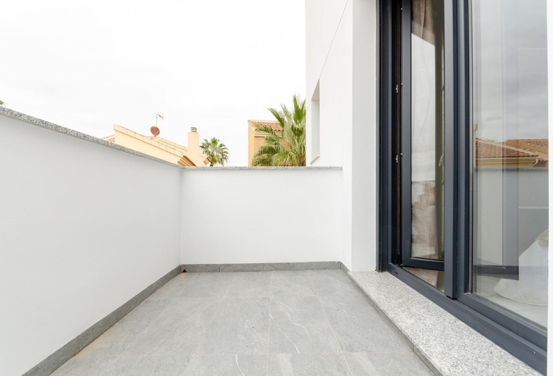 VILLA DE NUEVA CONSTRUCCIÓN DE 3 DORMITORIOS EN TORREVIEJA