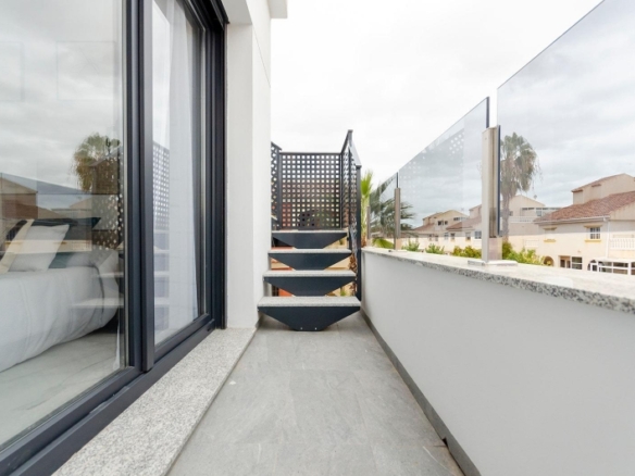 VILLA DE NUEVA CONSTRUCCIÓN DE 3 DORMITORIOS EN TORREVIEJA