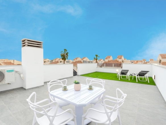 VILLA DE NUEVA CONSTRUCCIÓN DE 3 DORMITORIOS EN TORREVIEJA