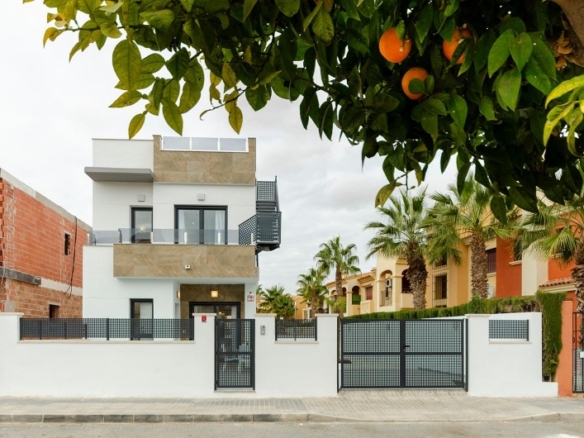 VILLA DE NUEVA CONSTRUCCIÓN DE 3 DORMITORIOS EN TORREVIEJA