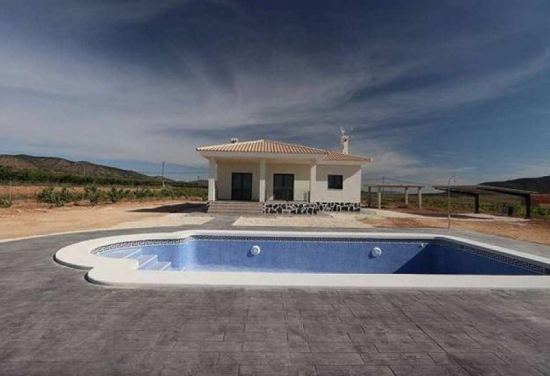 VILLA DE ESTILO TRADICIONAL DE 3 DORMITORIOS DE NUEVA CONSTRUCCIÓN  EN PINOSO