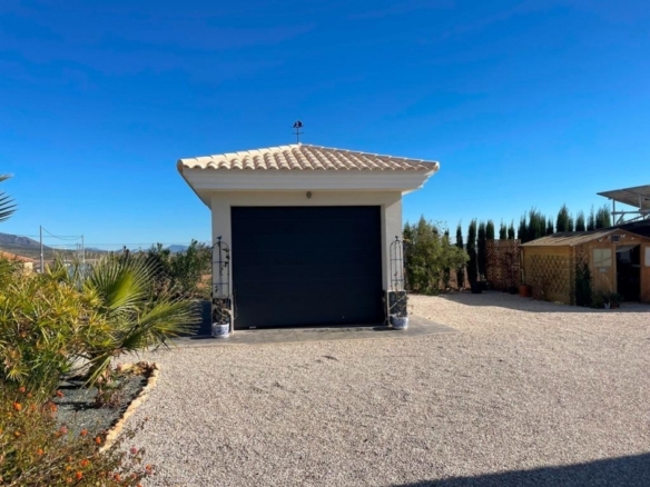 VILLA DE ESTILO TRADICIONAL DE 3 DORMITORIOS DE NUEVA CONSTRUCCIÓN  EN PINOSO