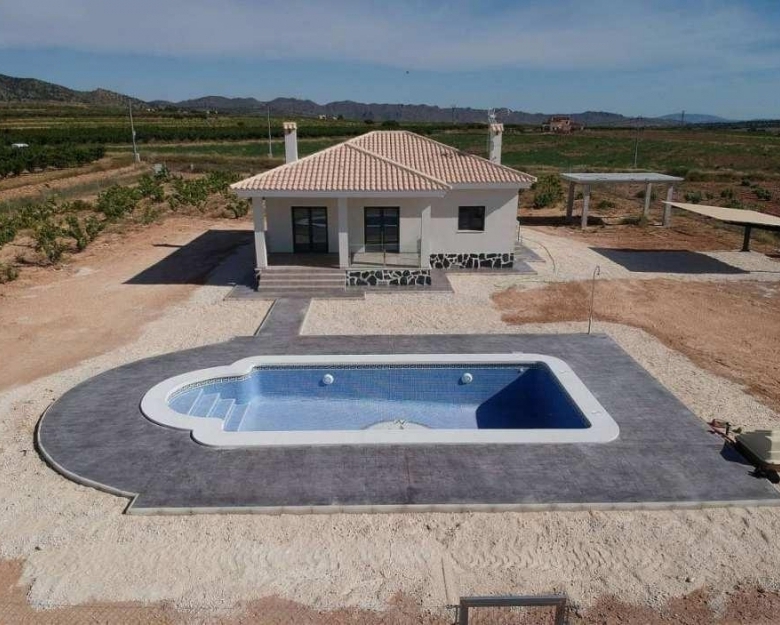 VILLA DE ESTILO TRADICIONAL DE 3 DORMITORIOS DE NUEVA CONSTRUCCIÓN  EN PINOSO