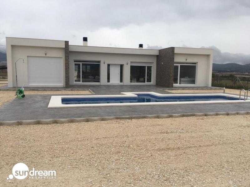 VILLA MODERNA EN UNA SOLA PLANTA DE 3 DORMITORIOS DE NUEVA CONSTRUCCIÓN EN PINOSO