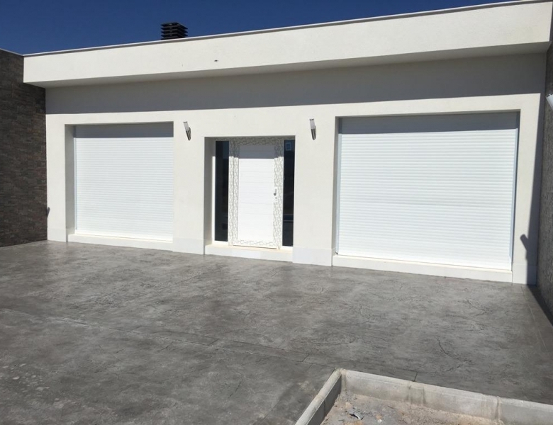 VILLA MODERNA EN UNA SOLA PLANTA DE 3 DORMITORIOS DE NUEVA CONSTRUCCIÓN EN PINOSO
