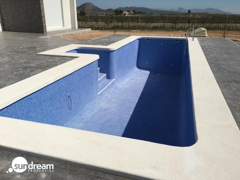 VILLA MODERNA EN UNA SOLA PLANTA DE 3 DORMITORIOS DE NUEVA CONSTRUCCIÓN EN PINOSO