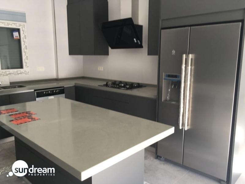 VILLA MODERNA EN UNA SOLA PLANTA DE 3 DORMITORIOS DE NUEVA CONSTRUCCIÓN EN PINOSO