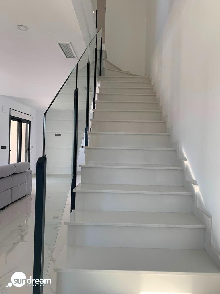 VILLA MODERNA DE 2 PLANTAS DE 4 DORMITORIOS DE NUEVA CONSTRUCCIÓN EN PINOSO