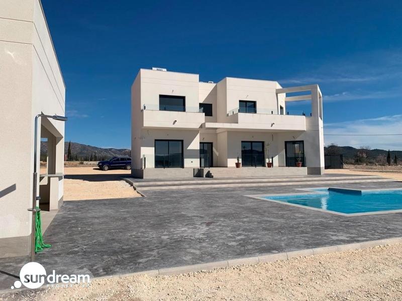 VILLA MODERNA DE 2 PLANTAS DE 4 DORMITORIOS DE NUEVA CONSTRUCCIÓN EN PINOSO