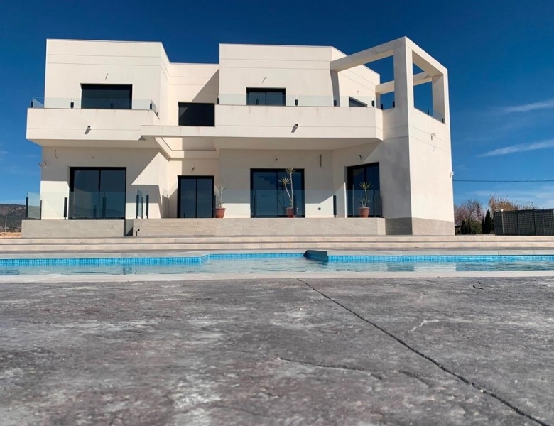 VILLA MODERNA DE 2 PLANTAS DE 4 DORMITORIOS DE NUEVA CONSTRUCCIÓN EN PINOSO