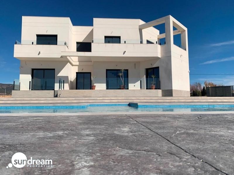 VILLA MODERNA DE 2 PLANTAS DE 4 DORMITORIOS DE NUEVA CONSTRUCCIÓN EN PINOSO