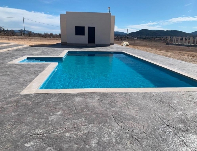 VILLA MODERNA DE 2 PLANTAS DE 4 DORMITORIOS DE NUEVA CONSTRUCCIÓN EN PINOSO