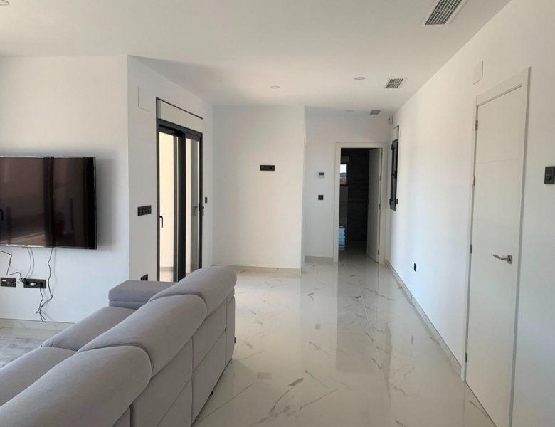 VILLA MODERNA DE 2 PLANTAS DE 4 DORMITORIOS DE NUEVA CONSTRUCCIÓN EN PINOSO