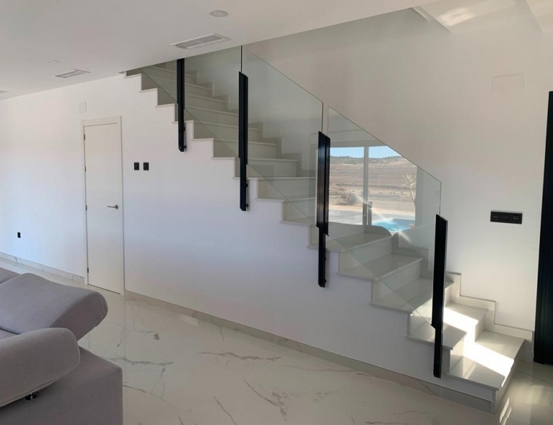 VILLA MODERNA DE 2 PLANTAS DE 4 DORMITORIOS DE NUEVA CONSTRUCCIÓN EN PINOSO