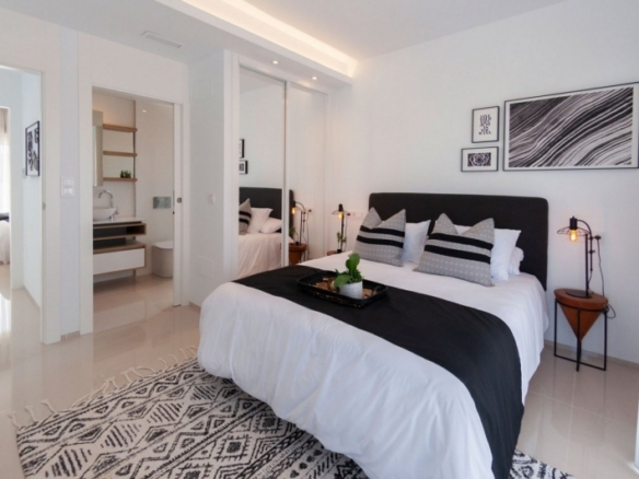 MODERNA VILLA DE 3 DORMITORIOS CON PISCINA PRIVADA EN LOS ALCAZARES