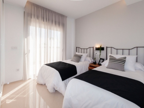 MODERNA VILLA DE 3 DORMITORIOS CON PISCINA PRIVADA EN LOS ALCAZARES