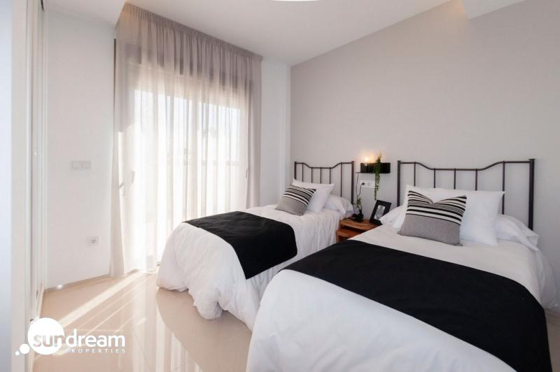 MODERNA VILLA DE 3 DORMITORIOS CON PISCINA PRIVADA EN LOS ALCAZARES