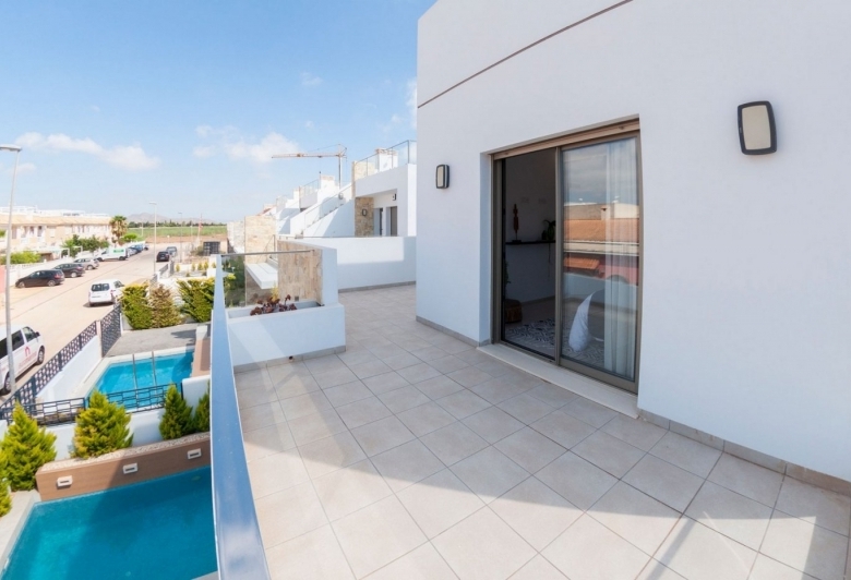 MODERNA VILLA DE 3 DORMITORIOS CON PISCINA PRIVADA EN LOS ALCAZARES