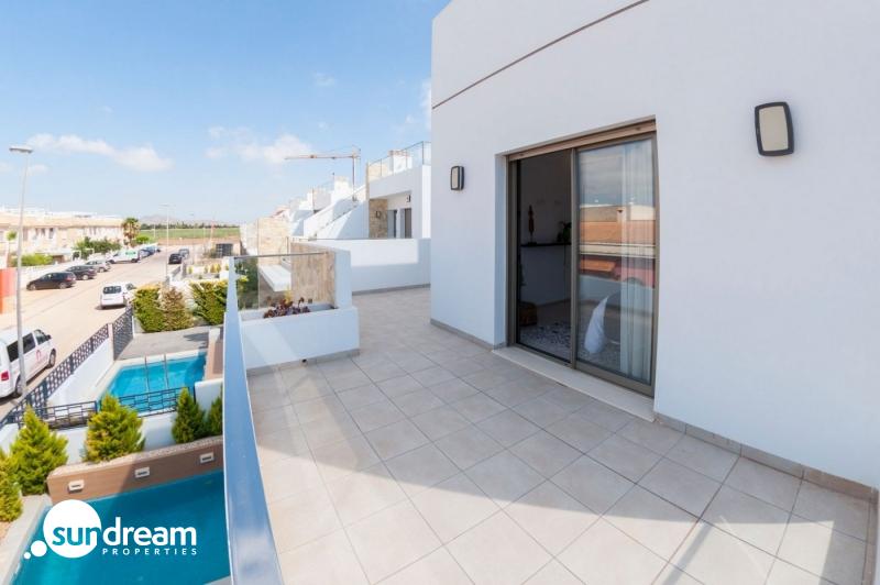 MODERNA VILLA DE 3 DORMITORIOS CON PISCINA PRIVADA EN LOS ALCAZARES