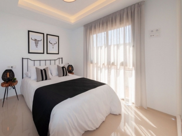 MODERNA VILLA DE 3 DORMITORIOS CON PISCINA PRIVADA EN LOS ALCAZARES