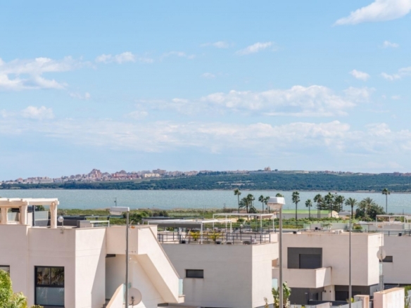 Villa a la venta con piscina privada en Ciudad Quesada-Rojales