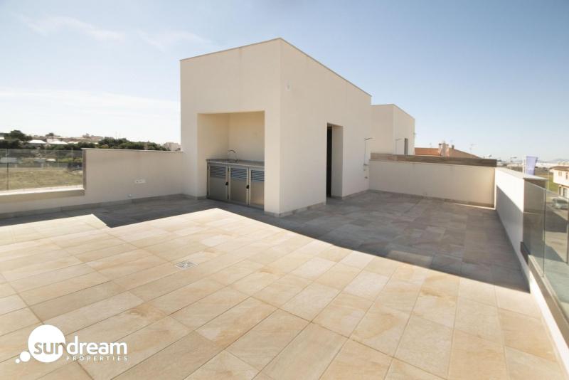 VILLA DE 3 DORMITORIOS DE NUEVA CONSTRUCCIÓN EN PILAR DE LA HORADADA EN EL CAMPO DE GOLF.