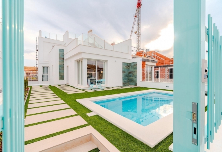 Chalet pareado en venta con piscina privada en Los Alcázares