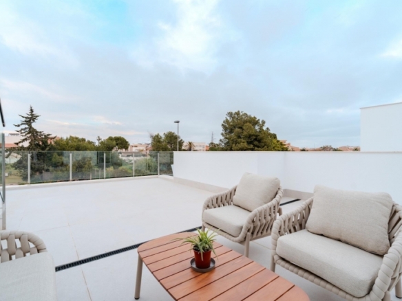 Chalet pareado en venta con piscina privada  en Los Alcázares