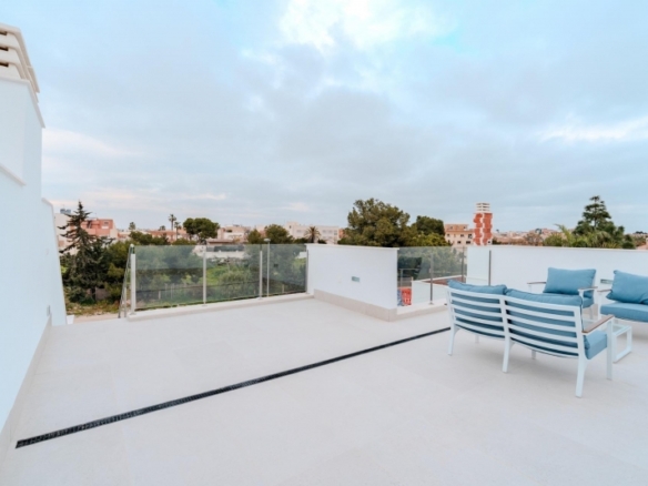 Chalet pareado en venta con piscina privada  en Los Alcázares