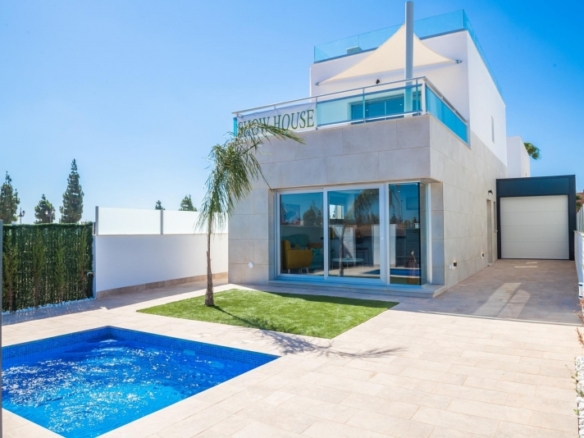 VILLA A LA VENTA CON PISCINA PRIVADA Y GARAJE  EN LOS ALCAZARES