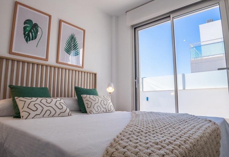 VILLA A LA VENTA CON PISCINA PRIVADA Y GARAJE  EN LOS ALCAZARES