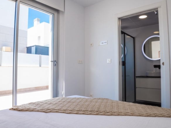 VILLA A LA VENTA CON PISCINA PRIVADA Y GARAJE  EN LOS ALCAZARES
