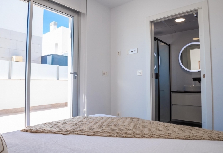 VILLA A LA VENTA CON PISCINA PRIVADA Y GARAJE  EN LOS ALCAZARES