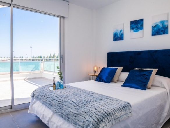 VILLA A LA VENTA CON PISCINA PRIVADA Y GARAJE  EN LOS ALCAZARES