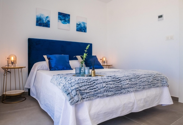 VILLA A LA VENTA CON PISCINA PRIVADA Y GARAJE  EN LOS ALCAZARES