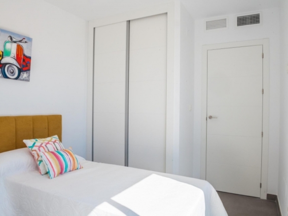 VILLA A LA VENTA CON PISCINA PRIVADA Y GARAJE  EN LOS ALCAZARES